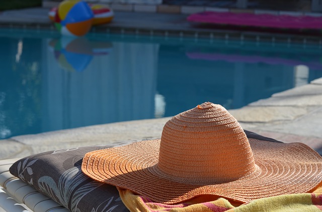 sluneční klobouk u bazénu