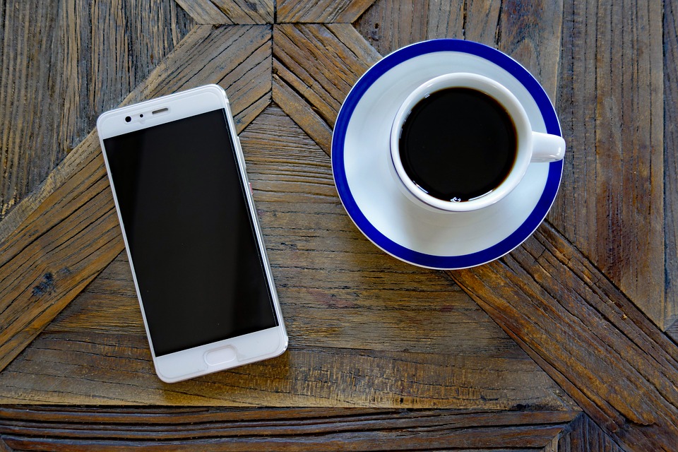 telefon a šálek kávy